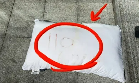 Phát hiện chiếc gối có dãy số "lạ", nam thanh niên vội báo cảnh sát