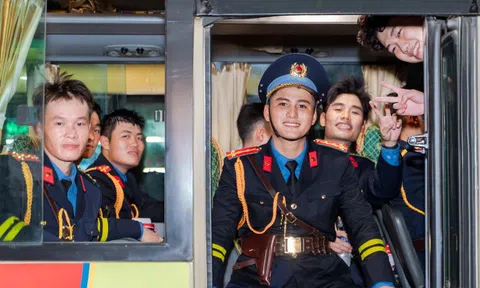 VIDEO: Khoảnh khắc đáng yêu mà bộ đội và người dân dành cho nhau tại điểm tập kết tối Sơ duyệt A80