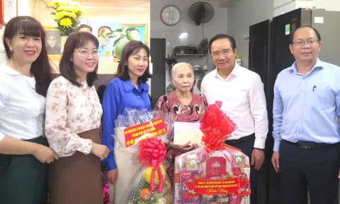 Chủ tịch UBND TP HCM thăm, tặng quà Mẹ Việt Nam anh hùng