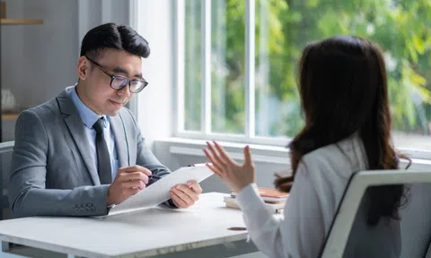 Được hỏi “làm thế nào nếu cuộc họp có 6 lãnh đạo nhưng chỉ có 4 cái ghế”, người thường bối rối, người EQ cao ghi điểm trong mắt nhà tuyển dụng bằng câu này