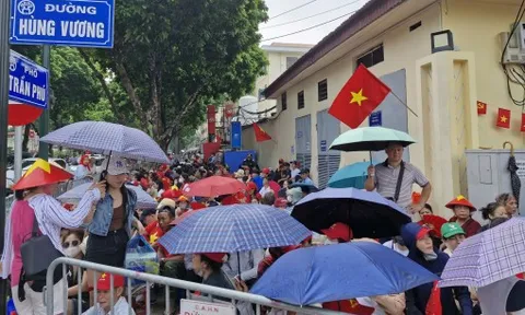 “Biển người” chật kín vỉa hè, đội nắng chờ lễ tổng duyệt