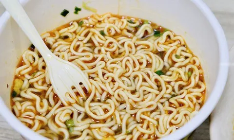 Bé gái 15 tuổi "dạ dày cứng như đá" vì ăn mì tôm mỗi ngày
