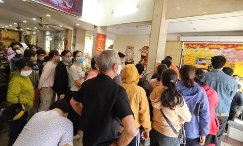Xếp hàng xuyên trưa, khách "vét sạch" vàng nhẫn tại một tiệm lớn ở TP HCM