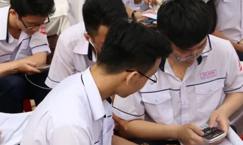Hàng loạt địa phương siết chặt quản lý việc dùng điện thoại của học sinh