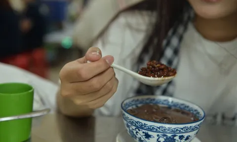 Gen Z TP HCM đội mưa đi ăn chè đậu đỏ ngày Thất Tịch