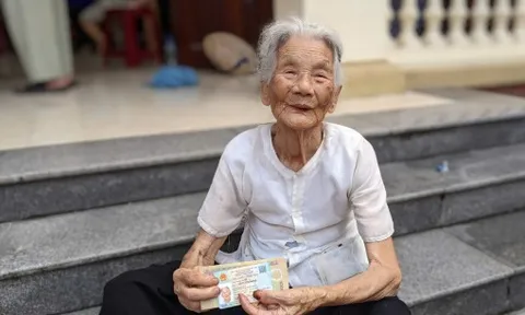 Người dân nhiều nơi phấn khởi nhận quà Tết Độc lập 100.000 đồng/người