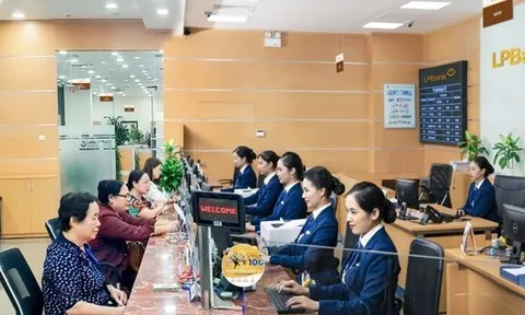 Cụ bà 72 tuổi một mình đi rút 1 tỷ đồng tiền tiết kiệm để chuyển khoản: Nhân viên LPBank vừa báo hệ thống lỗi 30 phút, công an có mặt để làm việc