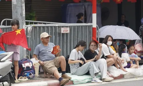Chưa cấm đường, các tuyến phố có đoàn diễu binh đã kẹt cứng 