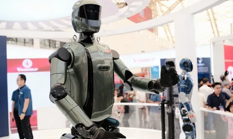 Tận thấy robot hình người của Vingroup đi lại, chào cờ