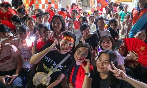 "Đêm trắng" của hàng trăm ngàn người dân háo hức chờ xem diễu binh A80