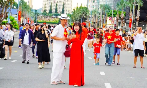 Người dân và du khách háo hức đổ về Quảng trường Tam Thắng chờ đêm hội "Ánh sao độc lập"