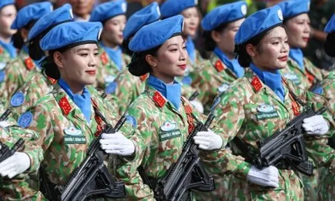 Vẻ đẹp của các 'bông hồng' trong khối nữ diễu hành A80 tại Quảng trường Ba Đình