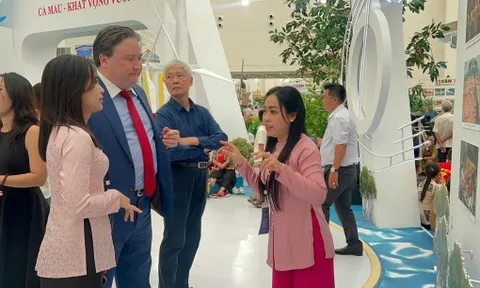 Đại sứ Hoa Kỳ tại Việt Nam tham quan khu trưng bày tỉnh Cà Mau