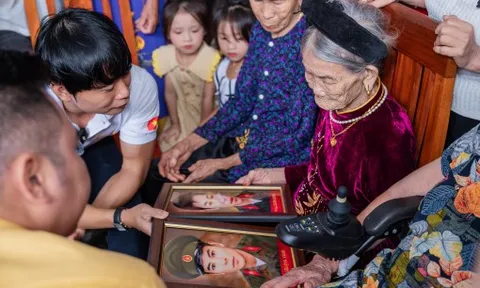 Mẹ Việt Nam Anh hùng xúc động ngắm nhìn 2 con trai liệt sĩ qua ảnh phục dựng 