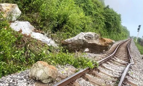 Sạt lở đá ở Quảng Trị, đường sắt Bắc-Nam ách tắc