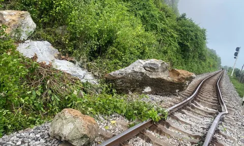 NÓNG: Đường sắt biến dạng, tàu Bắc - Nam tạm ngưng qua Quảng Trị