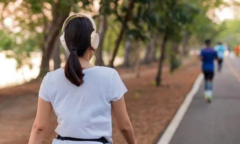 Tôi thấy mình trẻ hẳn ra ở tuổi 40 sau khi đi bộ kiểu này chỉ 1 tháng