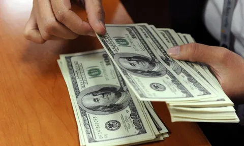 Giá USD tự do lần đầu vượt 27.000 đồng