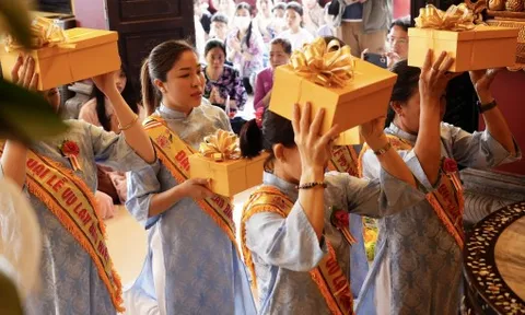 Người dân TPHCM đến chùa lễ Vu lan, tưởng nhớ công ơn cha mẹ 
