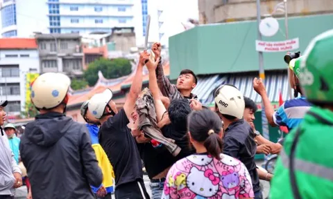 Dùng cả hung khí để tranh "giật cô hồn" gây náo loạn
