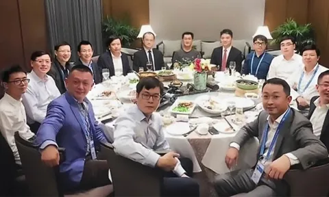 Đi họp lớp, người có chức vụ cao ngồi riêng, tôi được xếp với nhóm còn lại: Về nhà nhận được tin nhắn thề không bao giờ quên