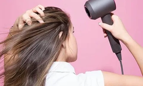 Sau khi gội đầu xong để khô tự nhiên hay sấy tóc? Câu trả lời khiến nhiều người phải thay đổi thói quen