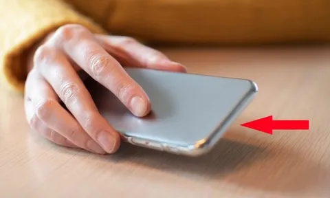 Người tinh tế luôn úp điện thoại xuống bàn, lý do vì sao?