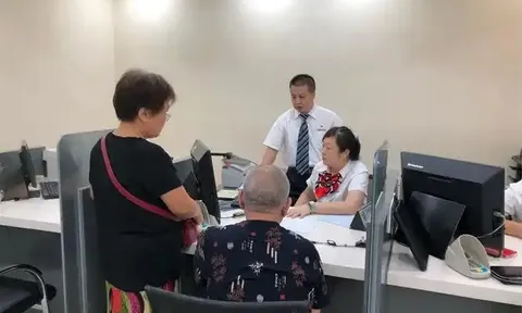 Mẹ chồng yêu cầu chuyển khoản 900 triệu đồng cho con dâu, nhân viên ngân hàng đồng ý nhưng 10 phút sau công an đến đưa khách đi