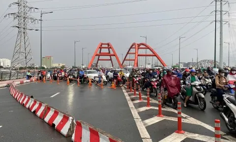 Kẹt xe nghiêm trọng trên cầu Bình Lợi và đại lộ Phạm Văn Đồng 