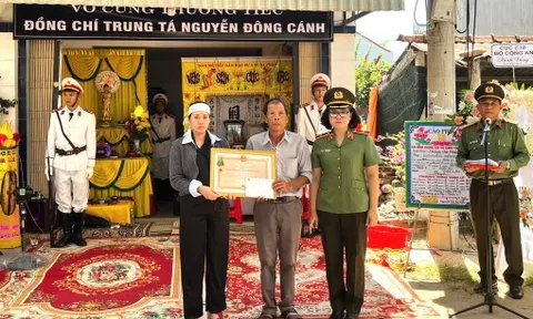 Trao Huân chương Bảo vệ Tổ quốc hạng Ba cho trung tá công an hy sinh ở Đắk Lắk