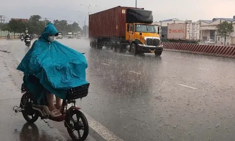 TP HCM: Mây đen, sấm rền vang, bắt đầu có mưa to