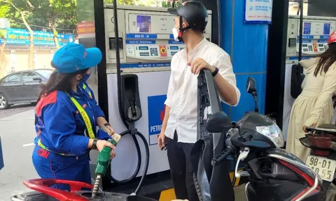 Giá xăng giảm nhẹ, dầu diesel tăng lên 18.643 đồng/lít
