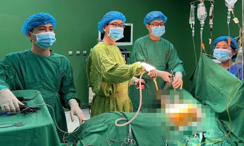 Một học sinh lớp 7 bị đâm nguy kịch trong sân trường