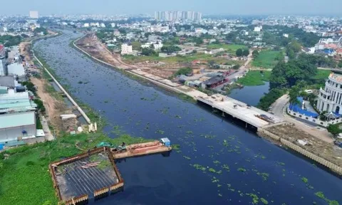 Những “nút thắt” chưa được tháo gỡ, khiến dự án cải tạo kênh dài nhất TPHCM chậm tiến độ