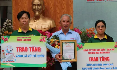 Báo Người Lao Động tặng phường Bình Trưng 2.500 lá cờ tổ quốc