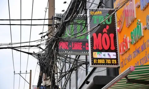 Nguy cơ cháy nổ từ hàng loạt bảng quảng cáo chằng chịt dây điện ở TPHCM 