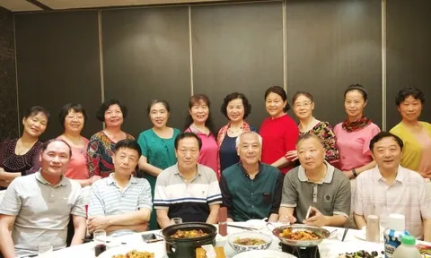 Họp lớp được hỏi lương, tôi định nói 200 triệu đồng/tháng thì vợ trả lời thay: “Chục triệu đủ ăn”, về nhà bị loại khỏi nhóm chat nhưng hài lòng