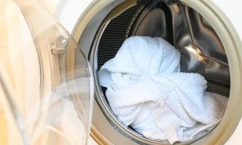 Có nên giặt chung quần áo với khăn tắm? Thì ra bấy lâu rất nhiều người hiểu sai