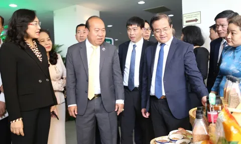 Đặt mục tiêu 20 tỉ USD kim ngạch thương mại song phương Việt Nam - Campuchia