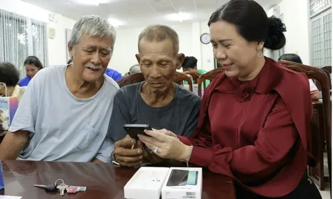 Một phường ở Cần Thơ tặng điện thoại thông minh cho hộ nghèo