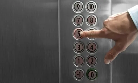 Người phụ nữ tử vong khi bị kẹt tóc trong thang máy