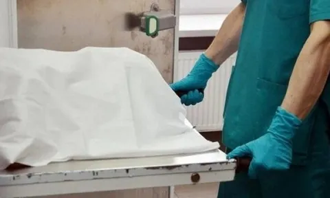 Người đàn ông đột nhiên mở mắt, ngồi bật dậy ngay trước đám tang