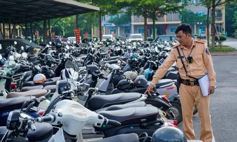 Cảnh sát vào trường xử lý học sinh đi xe máy vi phạm, cha mẹ cũng sẽ liên đới trách nhiệm