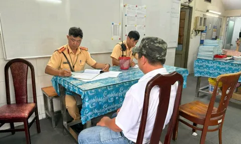 Tìm ra tài xế xe khách "làm liều" ở giao lộ trung tâm TP HCM