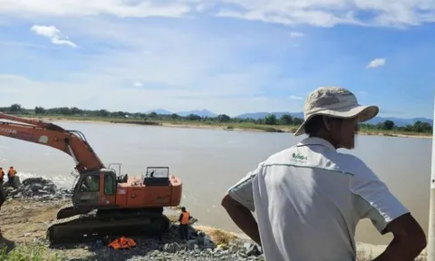 Lật xuồng trong lúc đi hái rau, người chồng bất lực nhìn vợ bị nước cuốn trôi