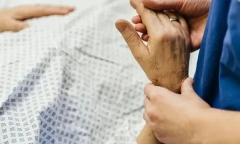 Sắp được gia đình đưa đi hoả táng, cụ bà 86 tuổi bất ngờ "sống lại"
