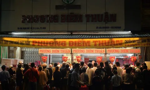 Đông nghẹt người xếp hàng mua bánh Trung thu ở tiệm bánh Phương Diêm Thuận