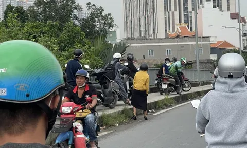 Nhìn thấy bóng CSGT, đám đông xe máy "cuống cuồng quay đầu"