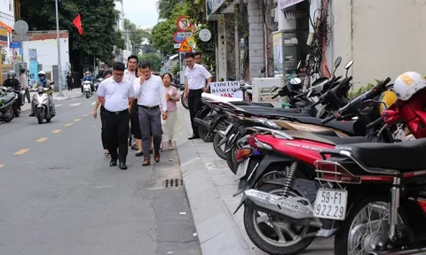 Vỉa hè nhiều tuyến đường ở TPHCM bị tái chiếm, người đi bộ bị đẩy xuống đường 