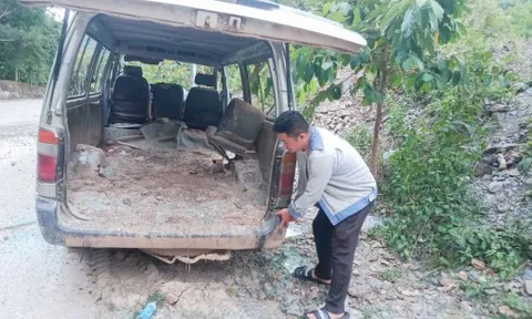 Xe ô tô phải bán sắt vụn sau đêm chở dân chạy lũ, trưởng bản nói 'không hối hận'